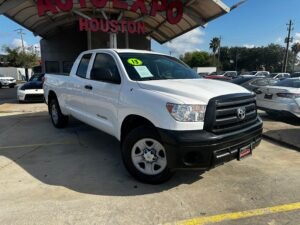What is the towing capacity of the 2013 Toyota Tundra?